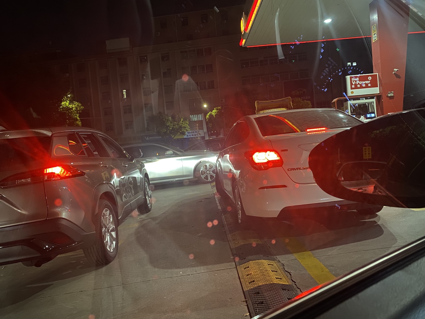 深夜的加油站.jpeg